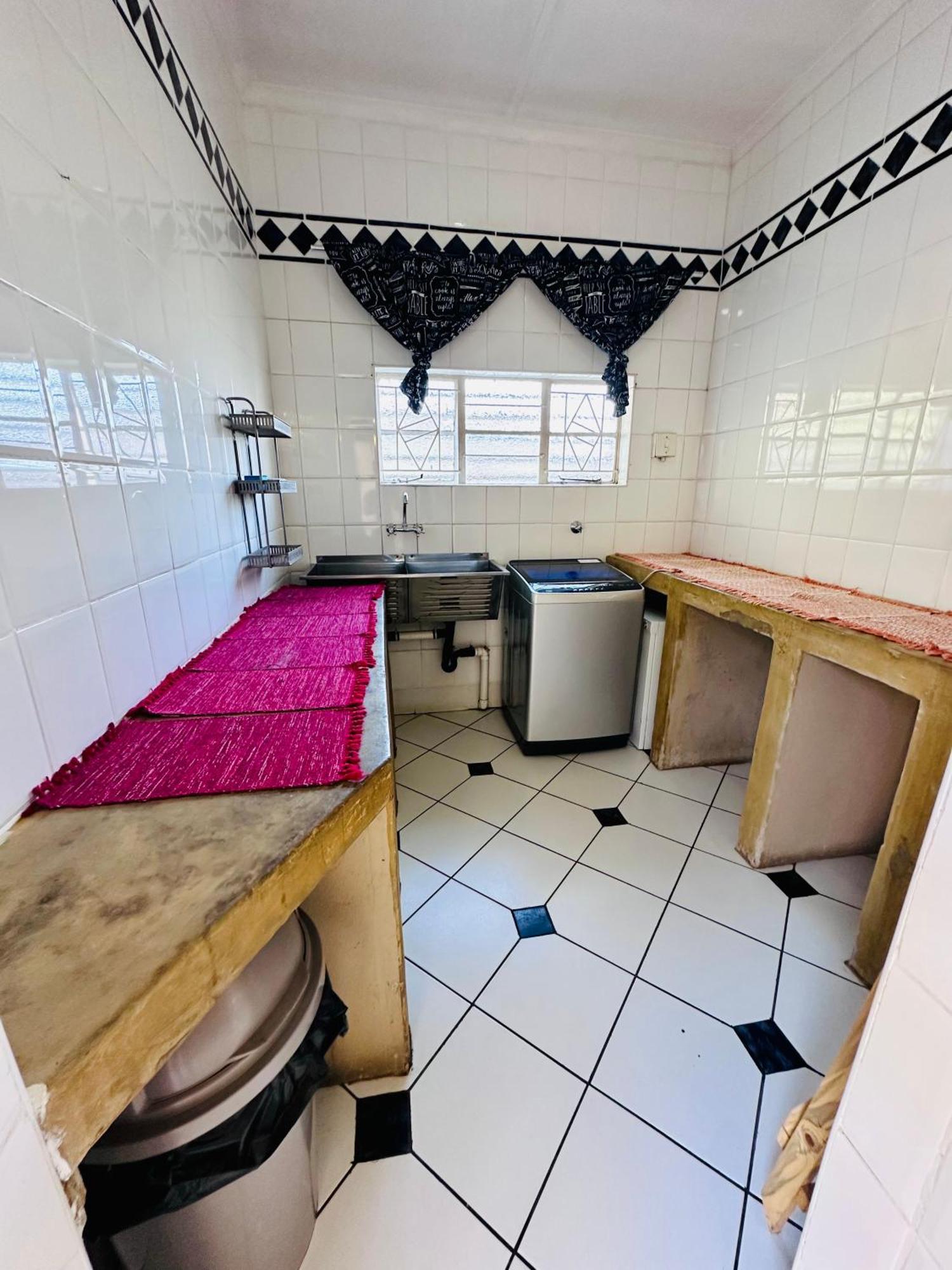 49Onmain Self Catering Holiday Home 萨比 外观 照片